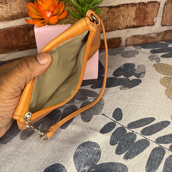 Coach Orange legacy turnlock Wristlet nwot - Picture 3 of 5